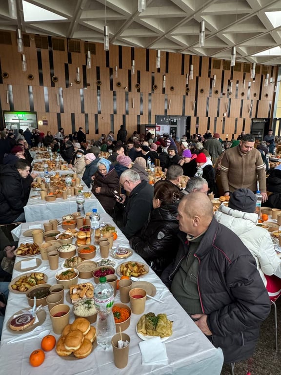 У Львові потребуючих пригостили різдвяними вечерями — фото - фото 1