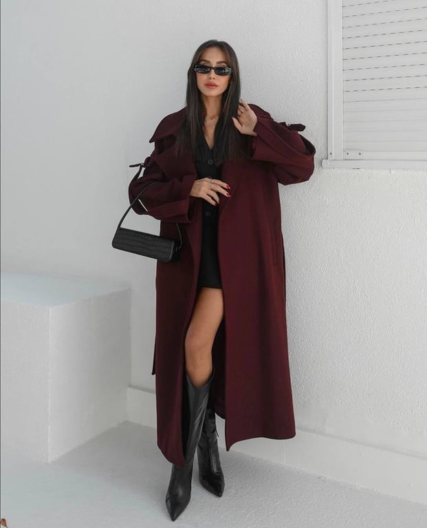 Пальто з широкими рукавами має оригінальний вигляд