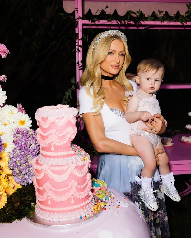 Пэрис Гилтон поздравила дочь