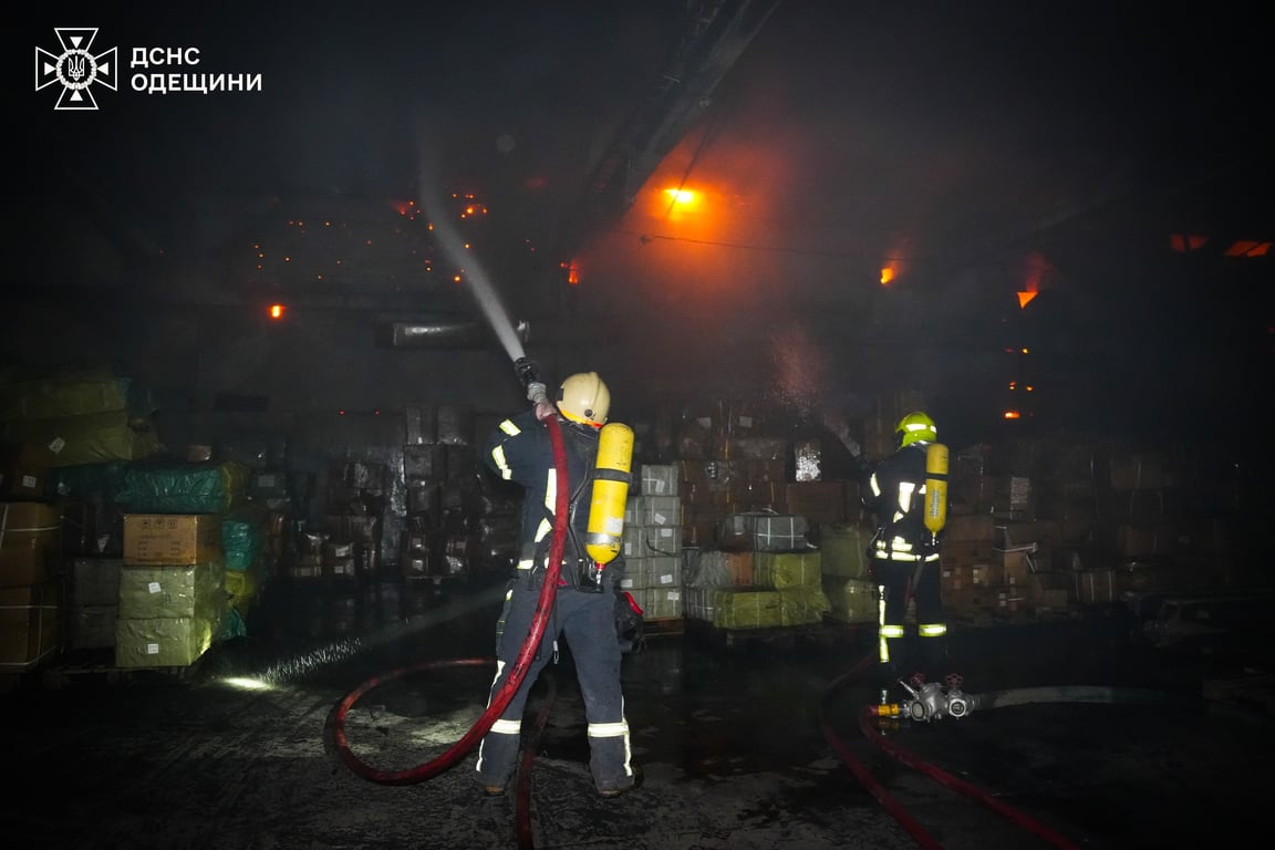 Біля Одеси горів склад з вторсировиною — що знищено - фото 1