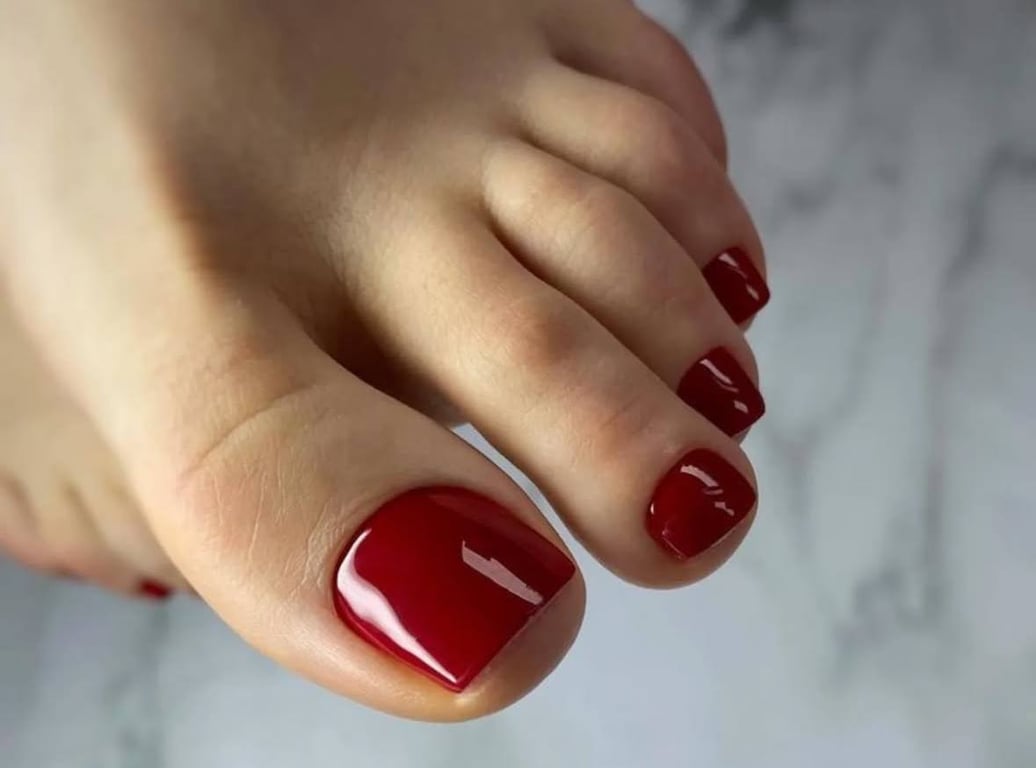 Педикюр в червоному кольорі завжди буде доречний