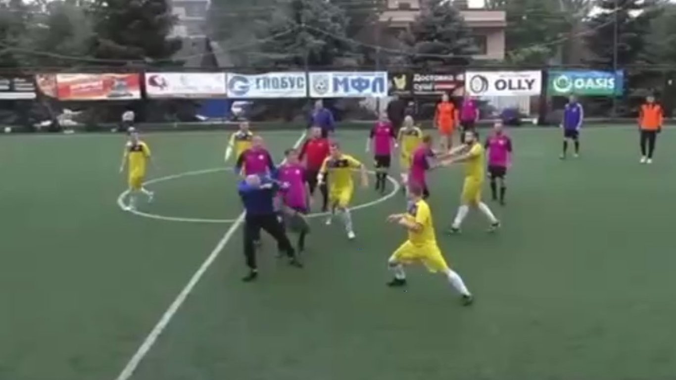 Гравці двох футбольних команд влаштували бійку у Запоріжжі