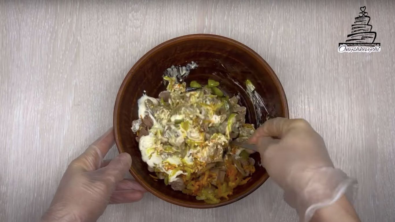 очень вкусный салат с куриными сердцами 