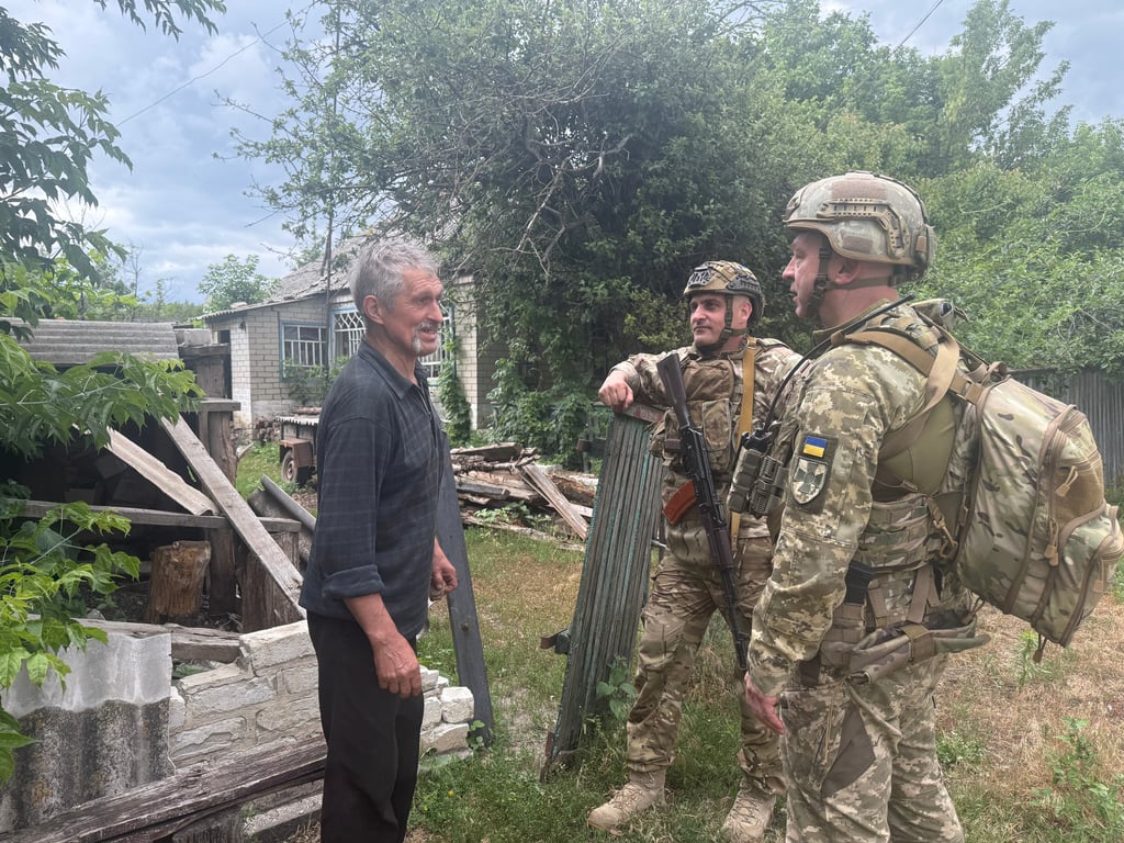 Ризикнули заради своїх: генерал і полковники зайшли в Карпівку за 3,5 км від ворога - фото 2