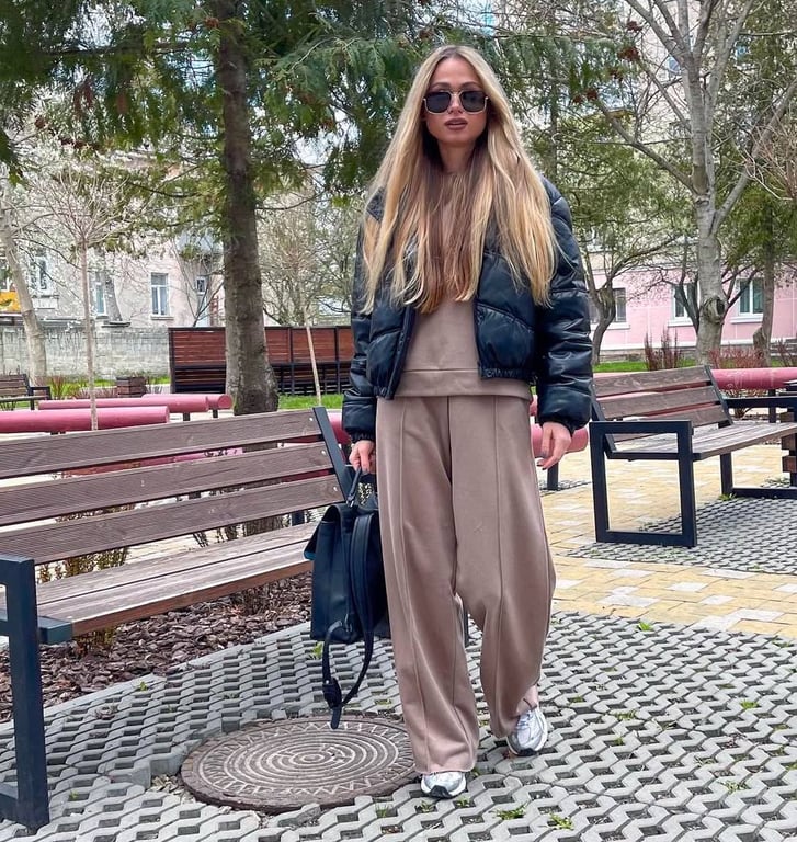 Широкі штани в тренді цього року