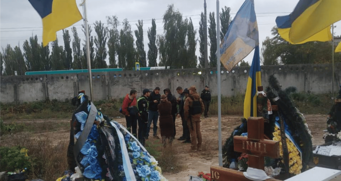 В Киеве пьяница повредил могилу военного