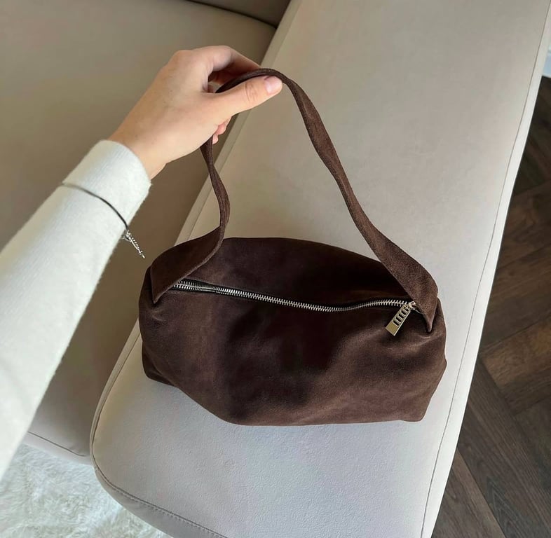 Замшеві сумки залишаються фаворитами