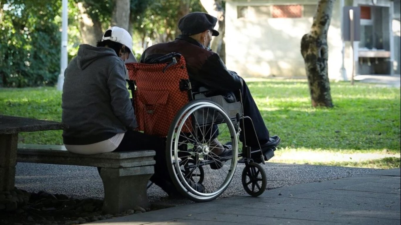 Пенсія по інвалідності — хто і скільки може отримувати