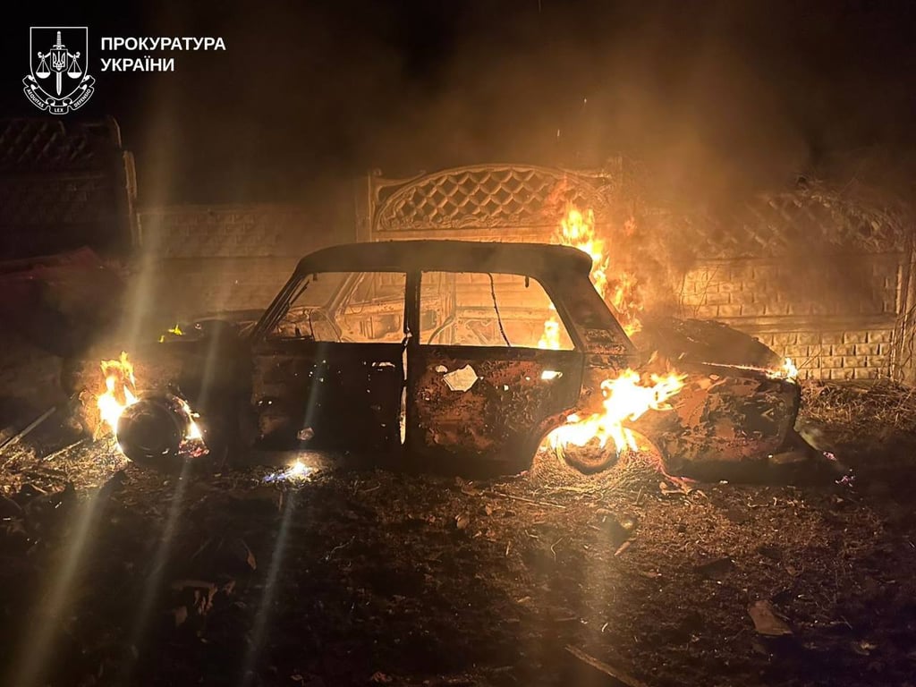 Автомобиль горит после обстрела 