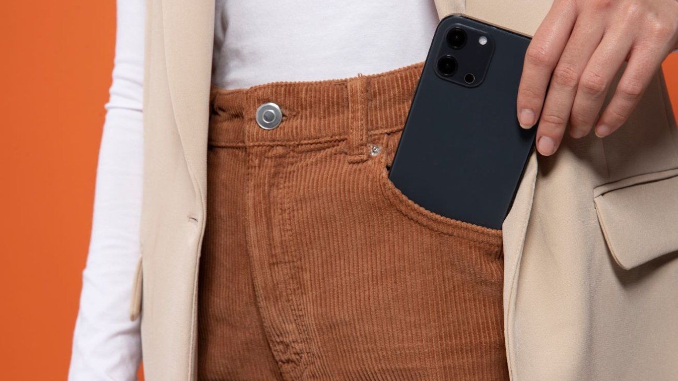 Чому не можна тримати смартфон у кишені