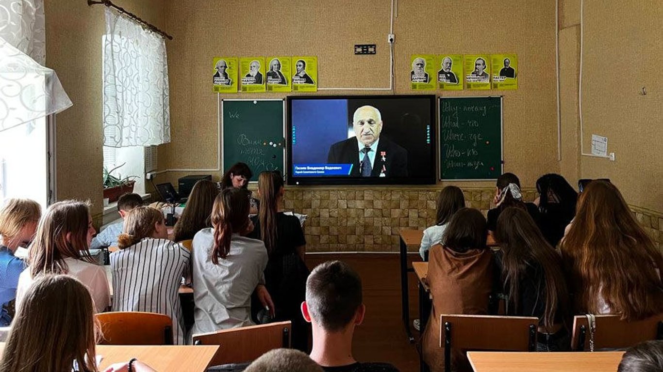 Школьников в оккупации обучают по учебникам идеологов "русского мира"