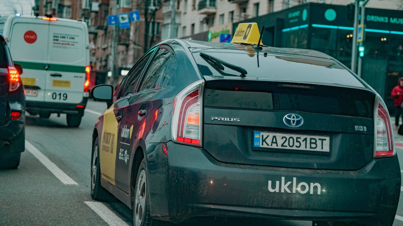 Будні таксистів в Україні: водій назвав суму чистого заробітку за один день