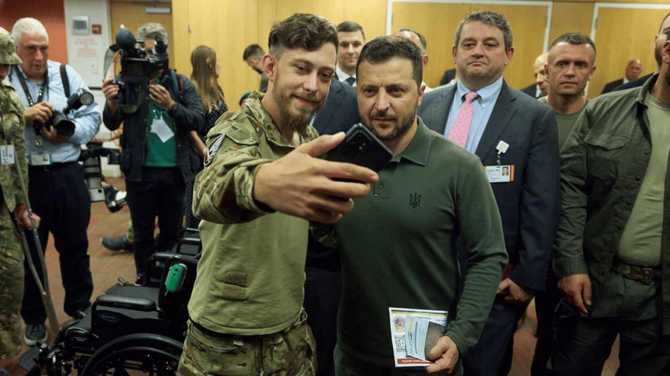 В Нью-Йорке Зеленский посетил раненых украинских защитников и наградил их
