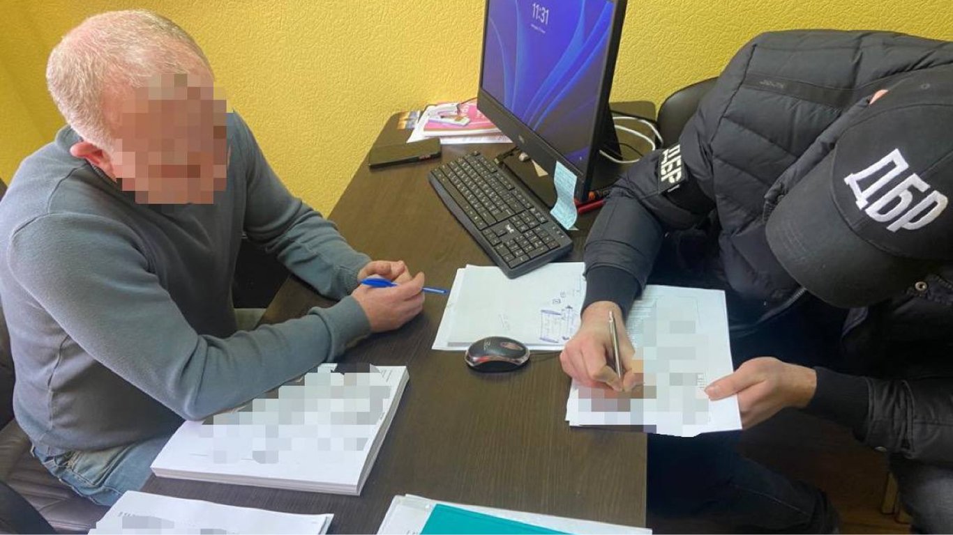 Правоохранители поймали двух работников одной из таможен на незаконной схеме, которая обошлась государству в 20 млн грн