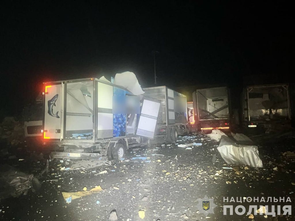 Пошкоджена адміністративна будівля після удару по цивільній інфраструктурі у Сумах