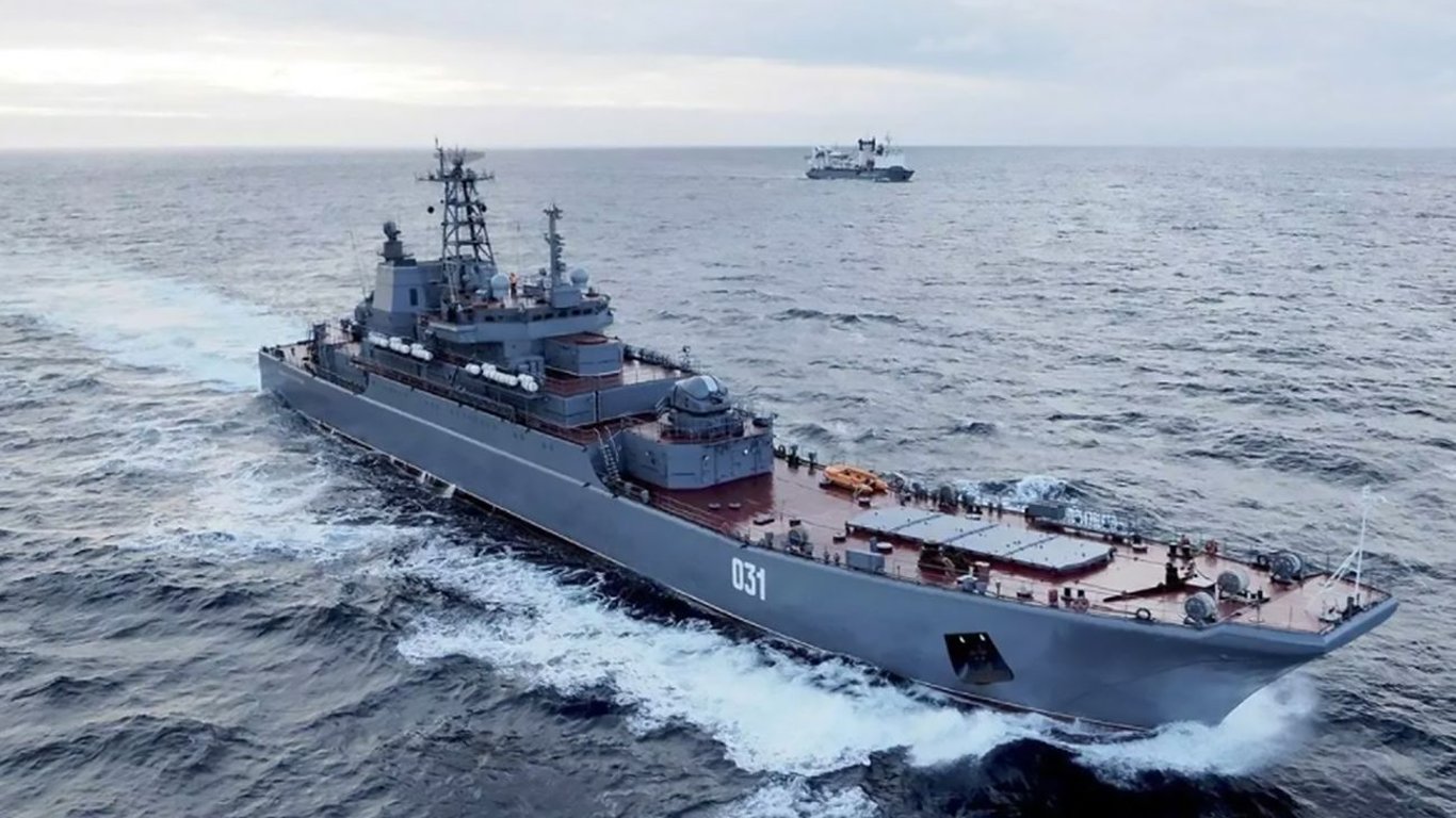 Флот РФ в Чорному морі підсилено десантним кораблем та ракетоносієм