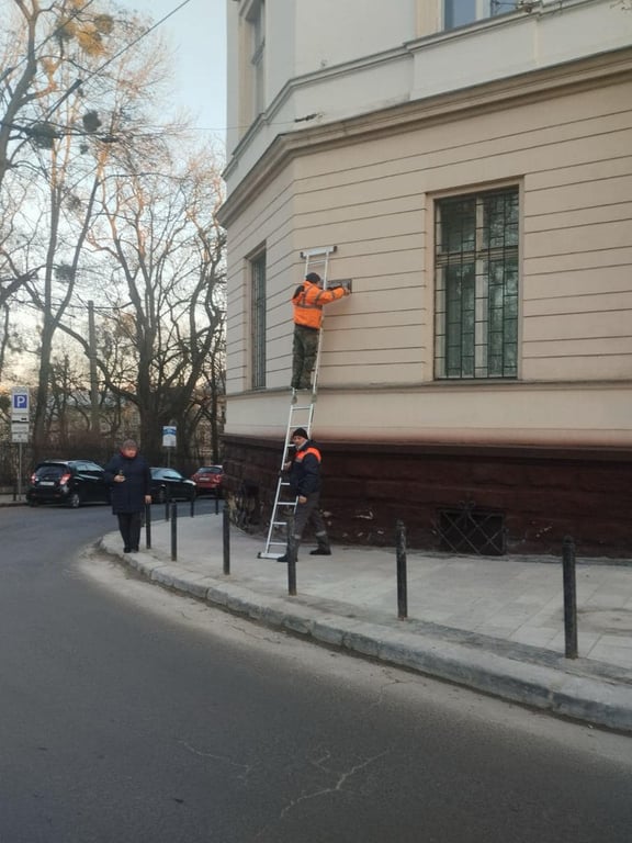 У Львові замалювали табличку з назвою вулиці Фаріон