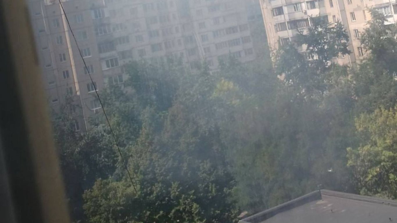 У Києві в одному з районів загорілась квартира: що відомо
