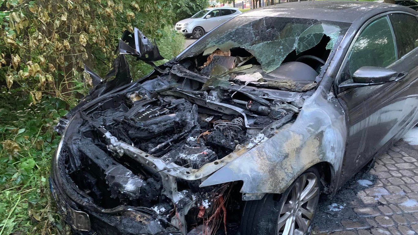 В Ровно неизвестные сожгли автомобиль журналиста Влада Исаева