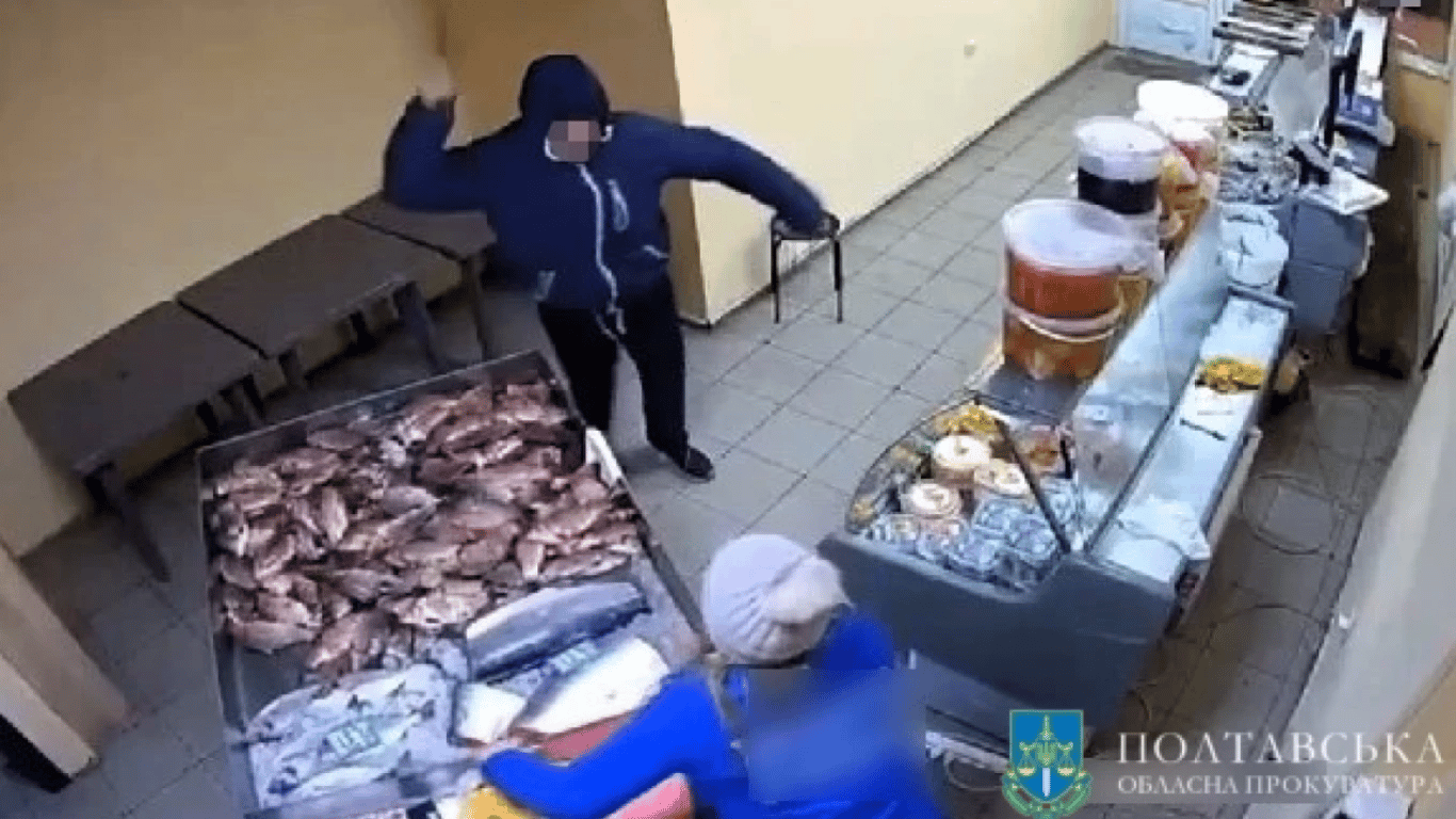 В Полтаве мужчина с ножом напал на продавщицу рыбного магазина