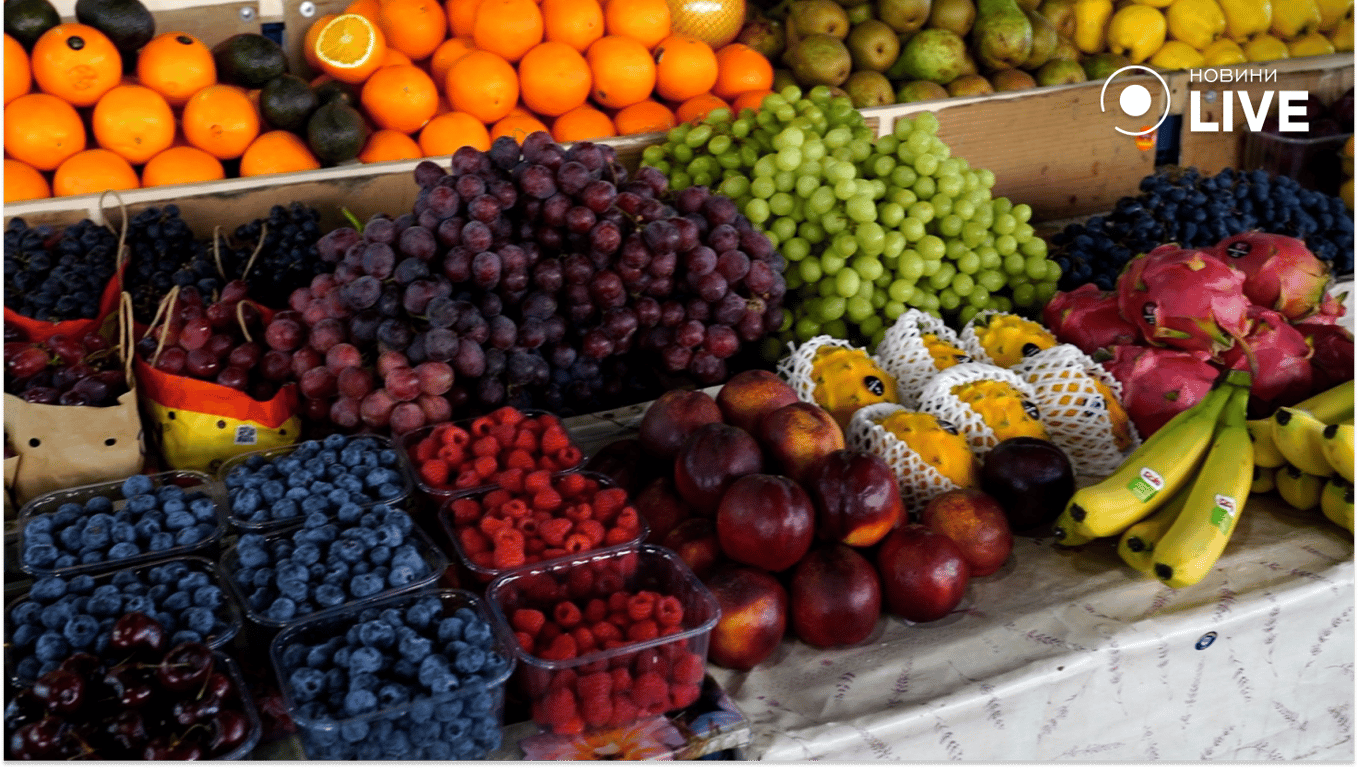 Фрукти на прилавках