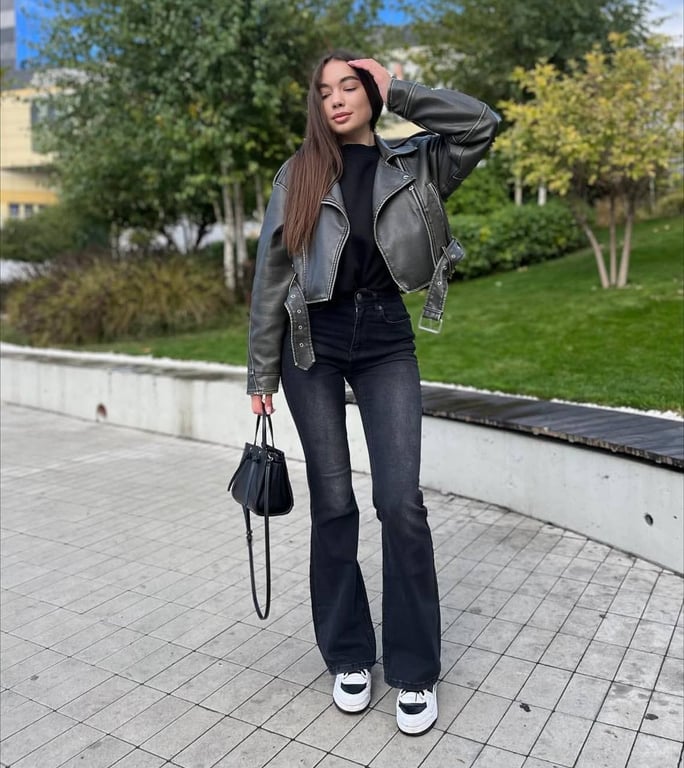 Джинси-кльош давно повернулись і надійно закріпились в трендах