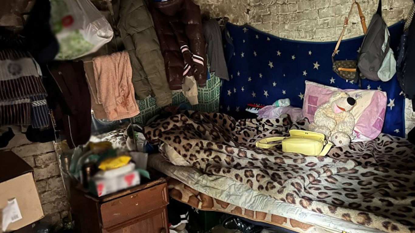 В Киеве мать с младенцем жила в заброшенной недостройке: ужасающие фото