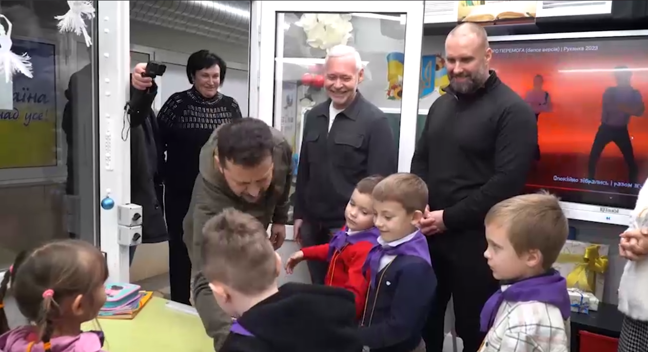 Зеленский проинспектировал подземную школу в Харькове и встретился со школьниками