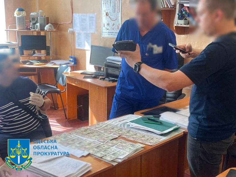 Обыски в одесской больнице. Фото: Одесская областная прокуратура