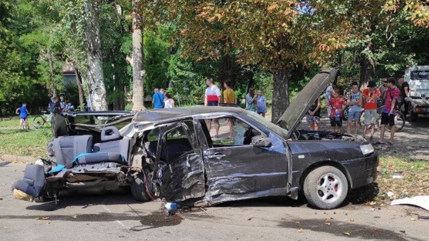 Машину розірвало навпіл: у Кривому Розі трапилася ДТП