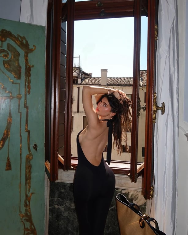 Кайлі Дженнер оголила спину