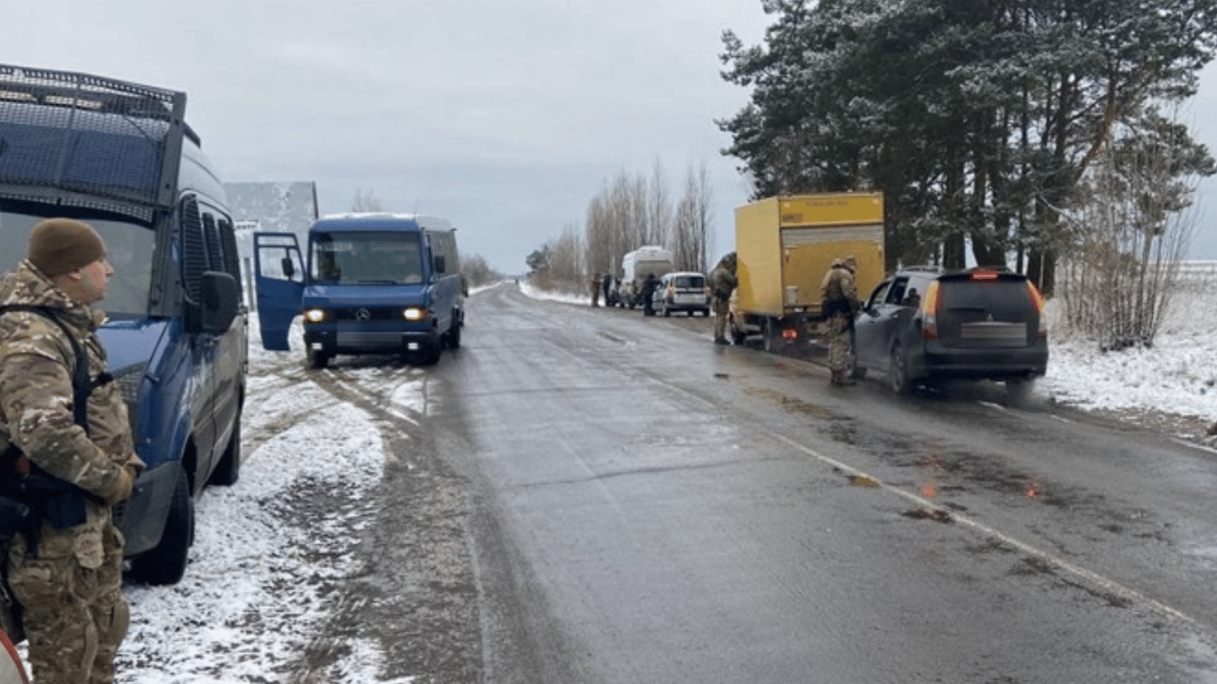 На блокпосту Харківщини затримали водія, який перебував у розшуку