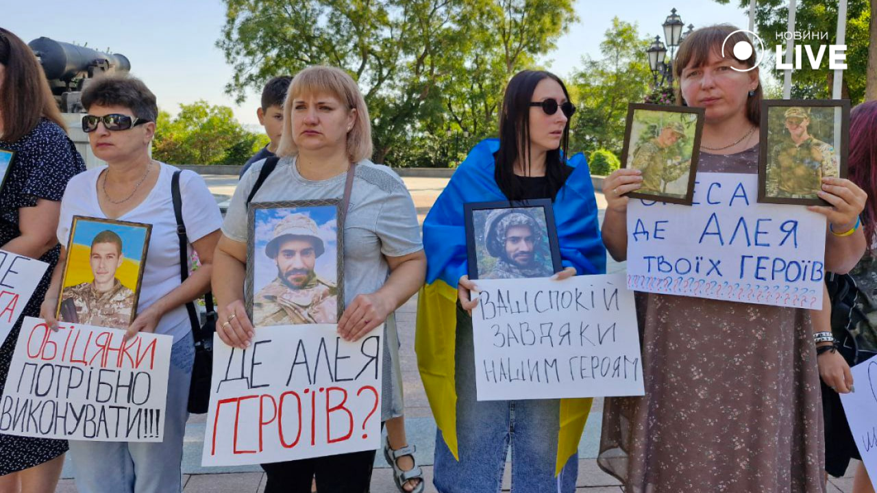 Шана павшим героям - акция под городским советом Одессы - фото 1