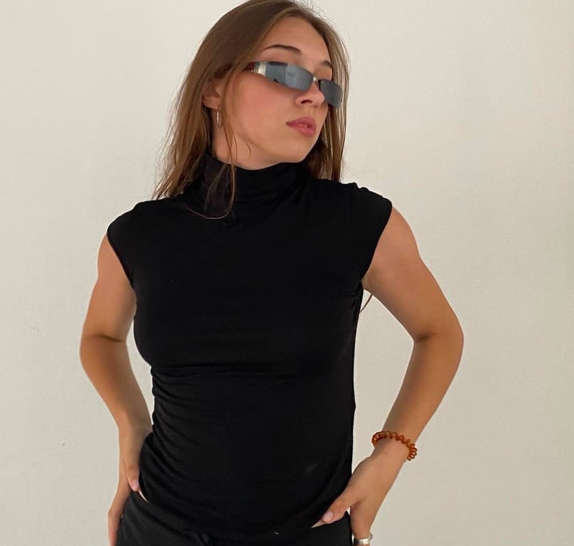 Топ з горловиною - це не тільки зручно, але і стильно