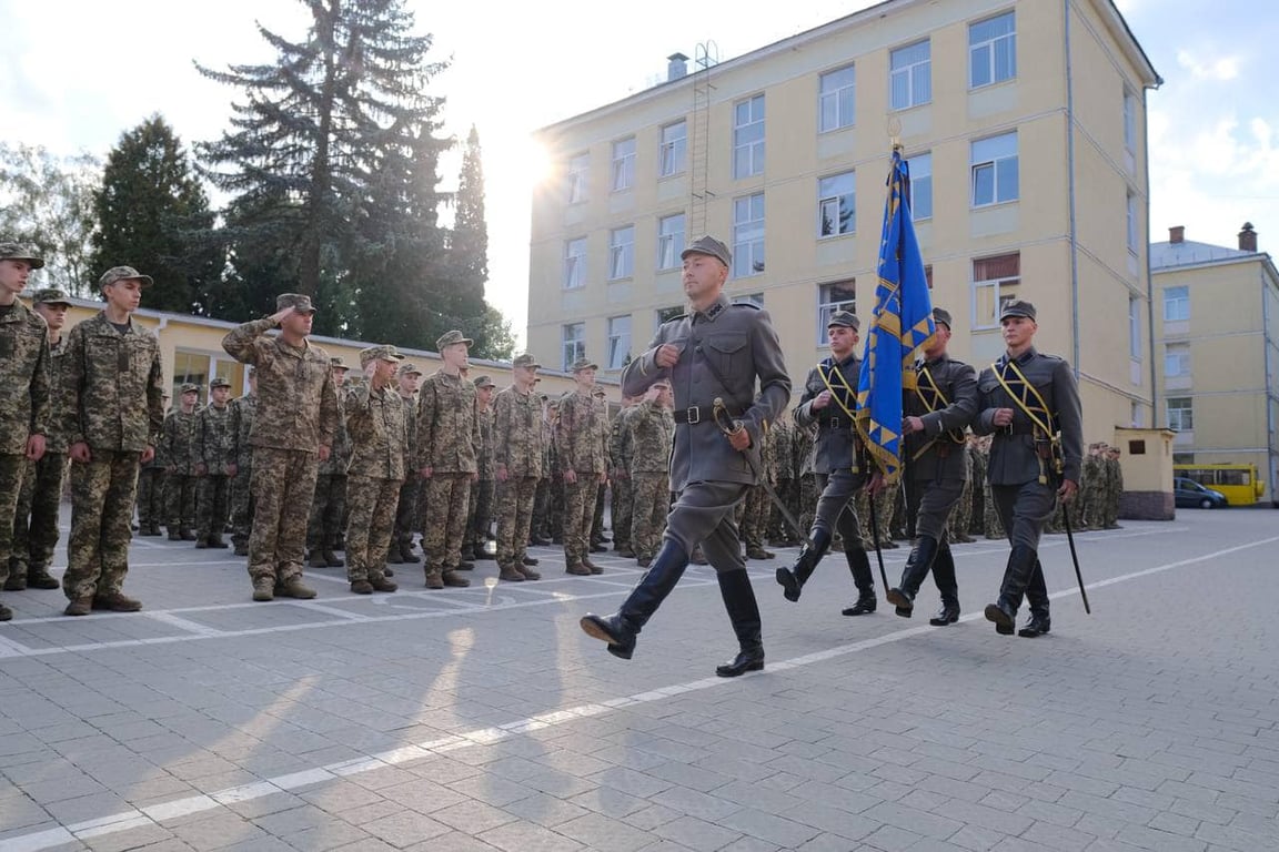 Впервые за всю историю — во Львовском лицее имени Героев Крут будут учиться девушки - фото 3