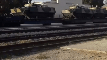 Россияне перебрасывают технику из Крыма — эшелоны идут на фронт - 285x160