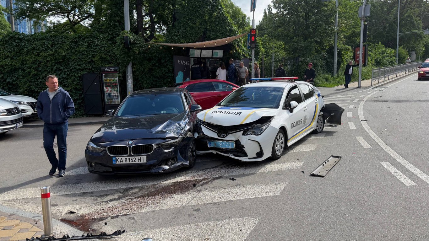 Масштабна ДТП у центрі Києва: мікроавтобус влетів у авто поліції та BMW
