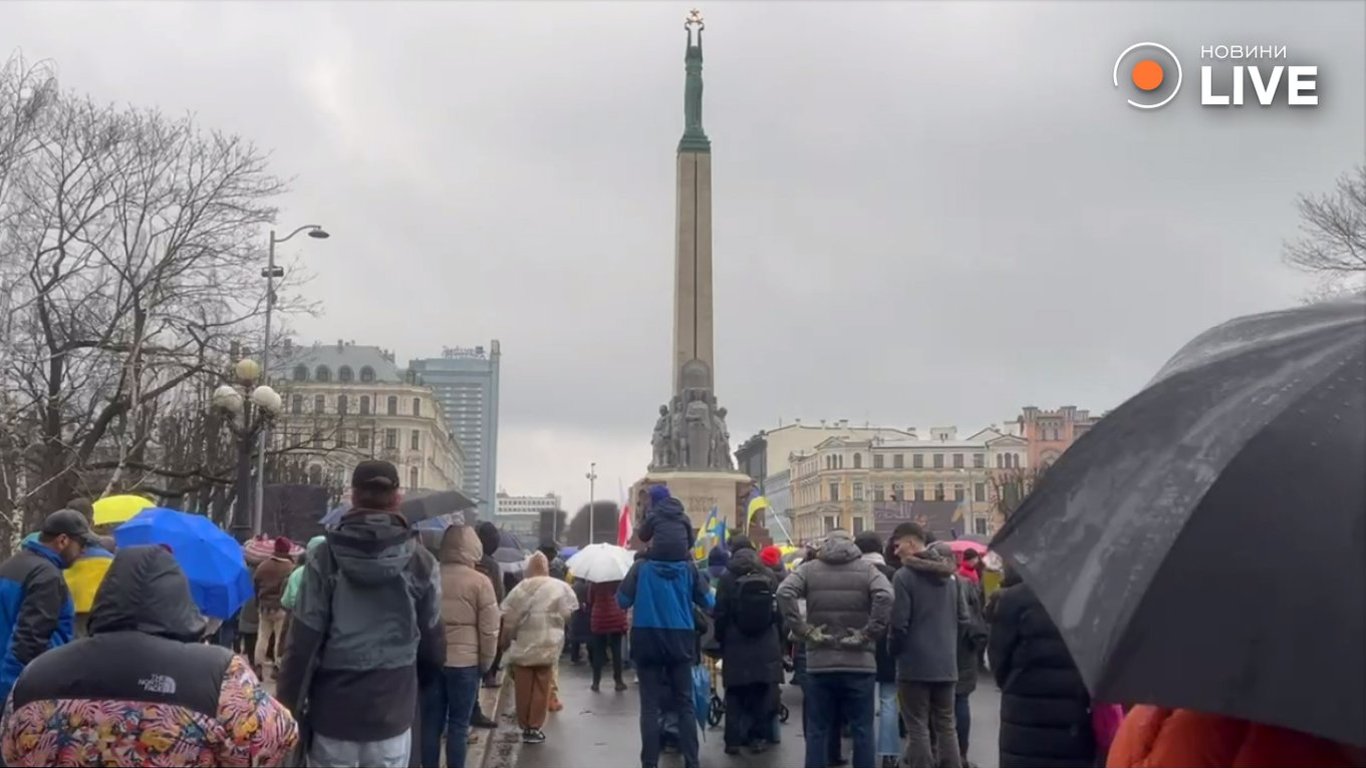 Другі роковини великої війни — у Ризі на підтримку українців зібралися люди
