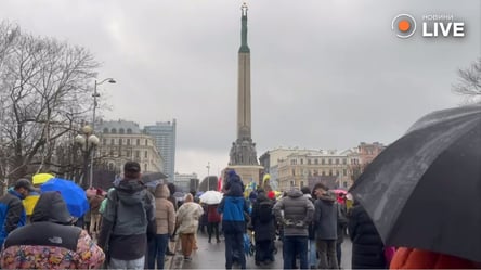 Вторая годовщина большой войны — в Риге в поддержку украинцев собрались люди - 285x160