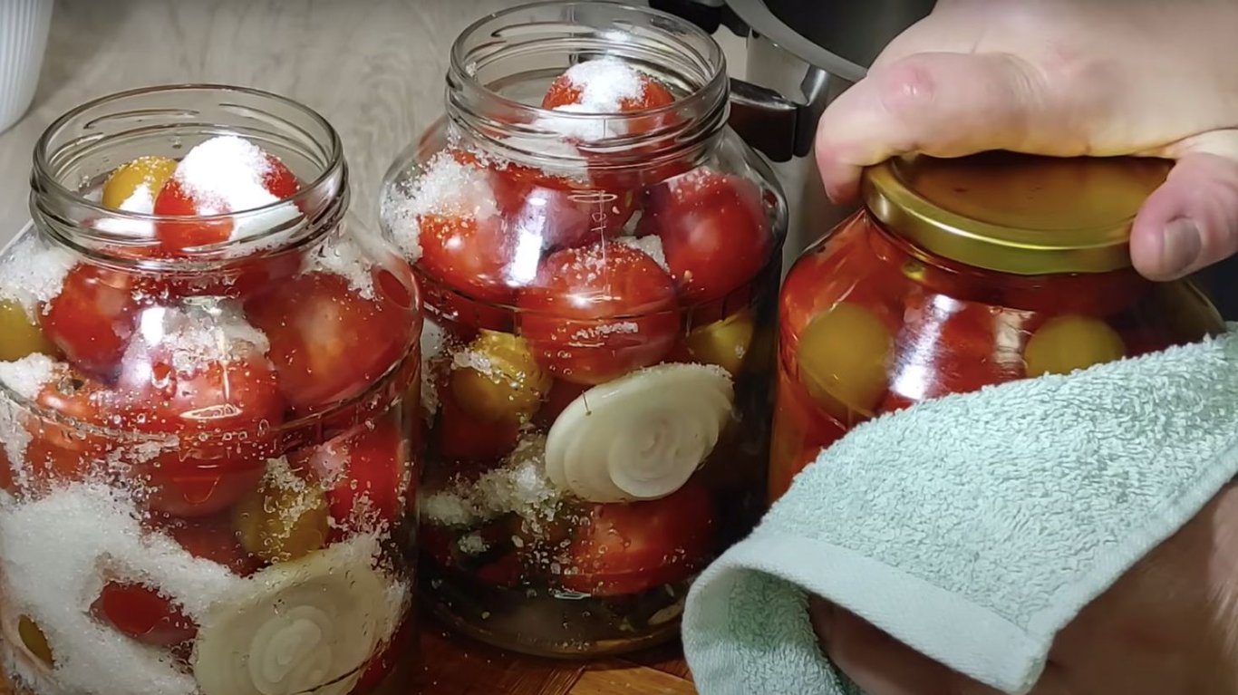 томаты в банке маринованные рецепт