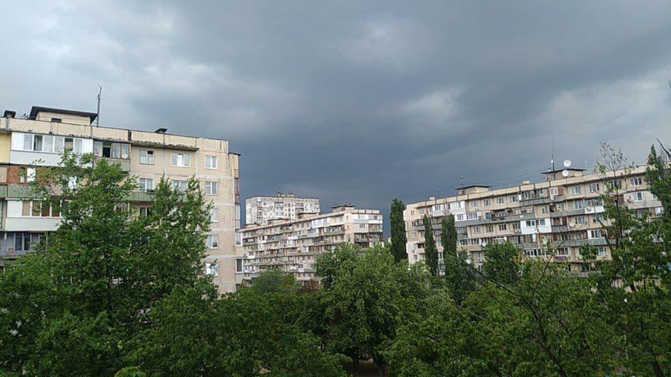 Негода в Києві: в мережі діляться кадрами потужної зливи в столиці