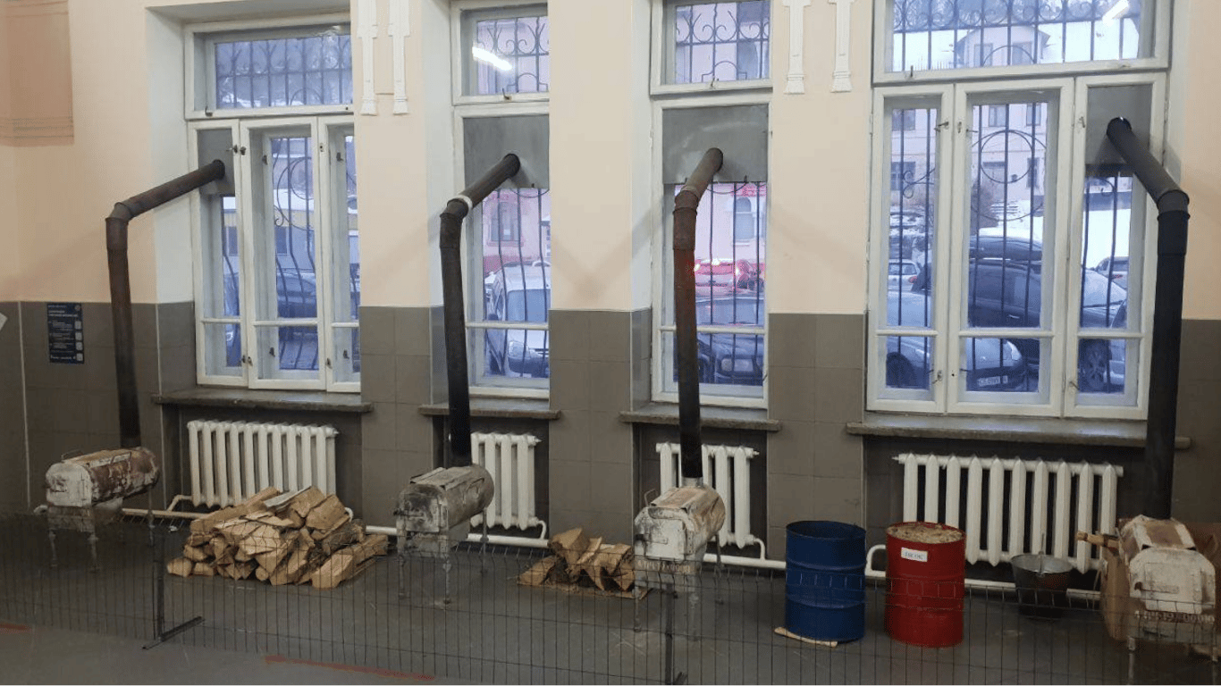 В Черновцах железнодорожный вокзал пытались обогреть буржуйками — городской совет возмущен