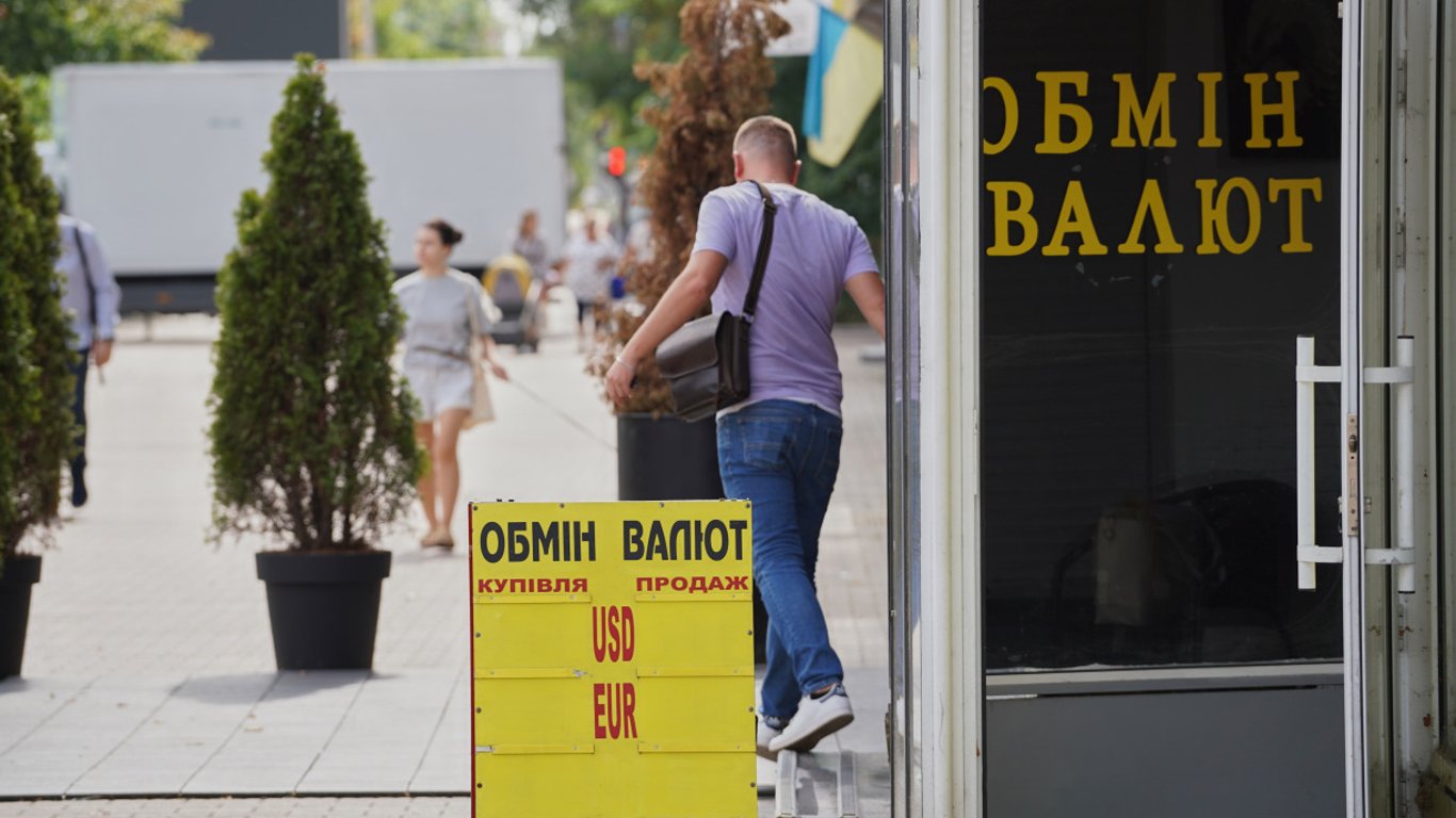 Які незвичні долари можуть купити українці в обміннику: деталі