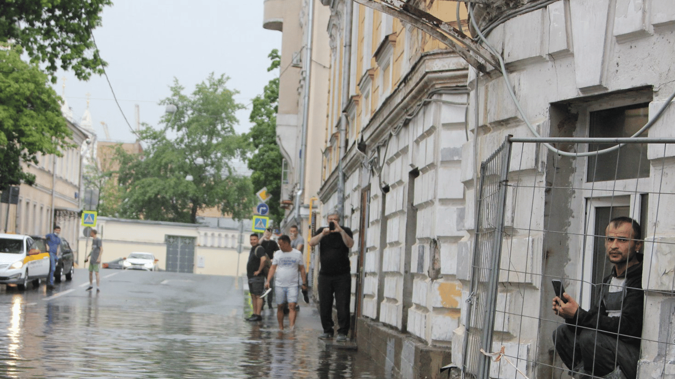 В москве затопило 12 домов: жильцы стали заложниками своего же жилья