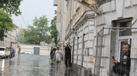 В москве затопило 12 домов: жильцы стали заложниками своего же жилья - 285x160