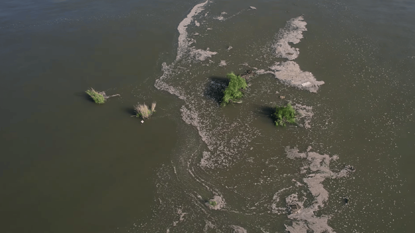 Засоренное Черное море после подрыва ГЭС: вид с высоты птичьего полета
