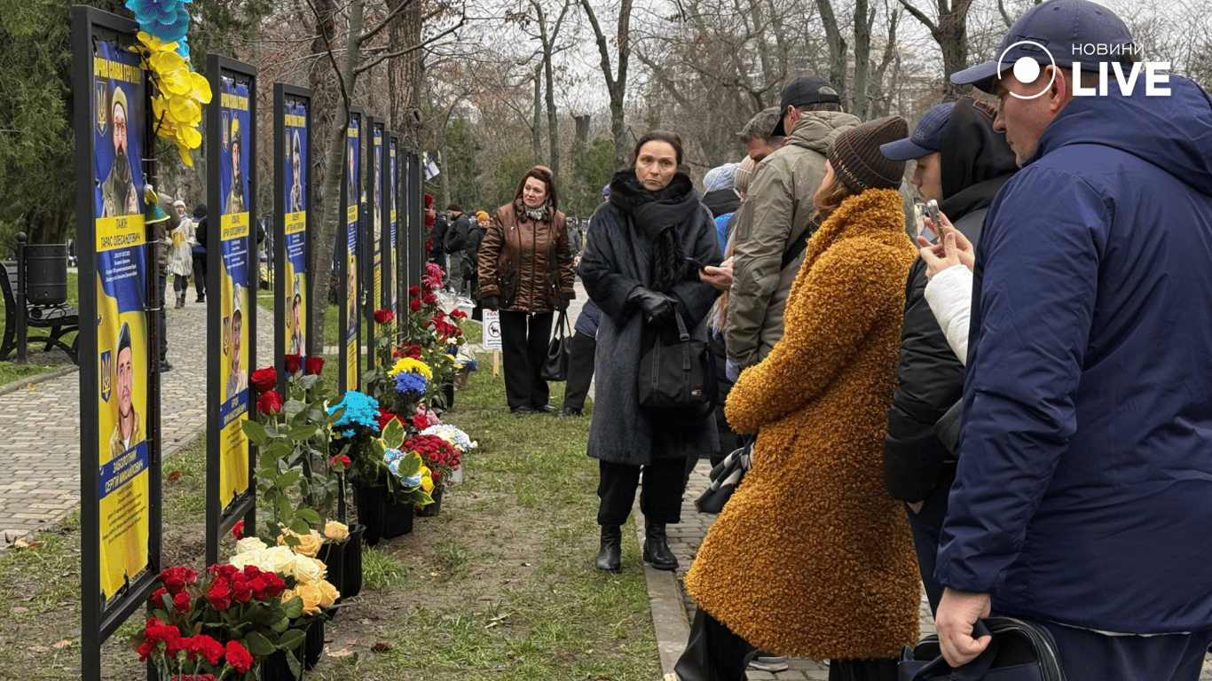 Одесити біля портретів захисників