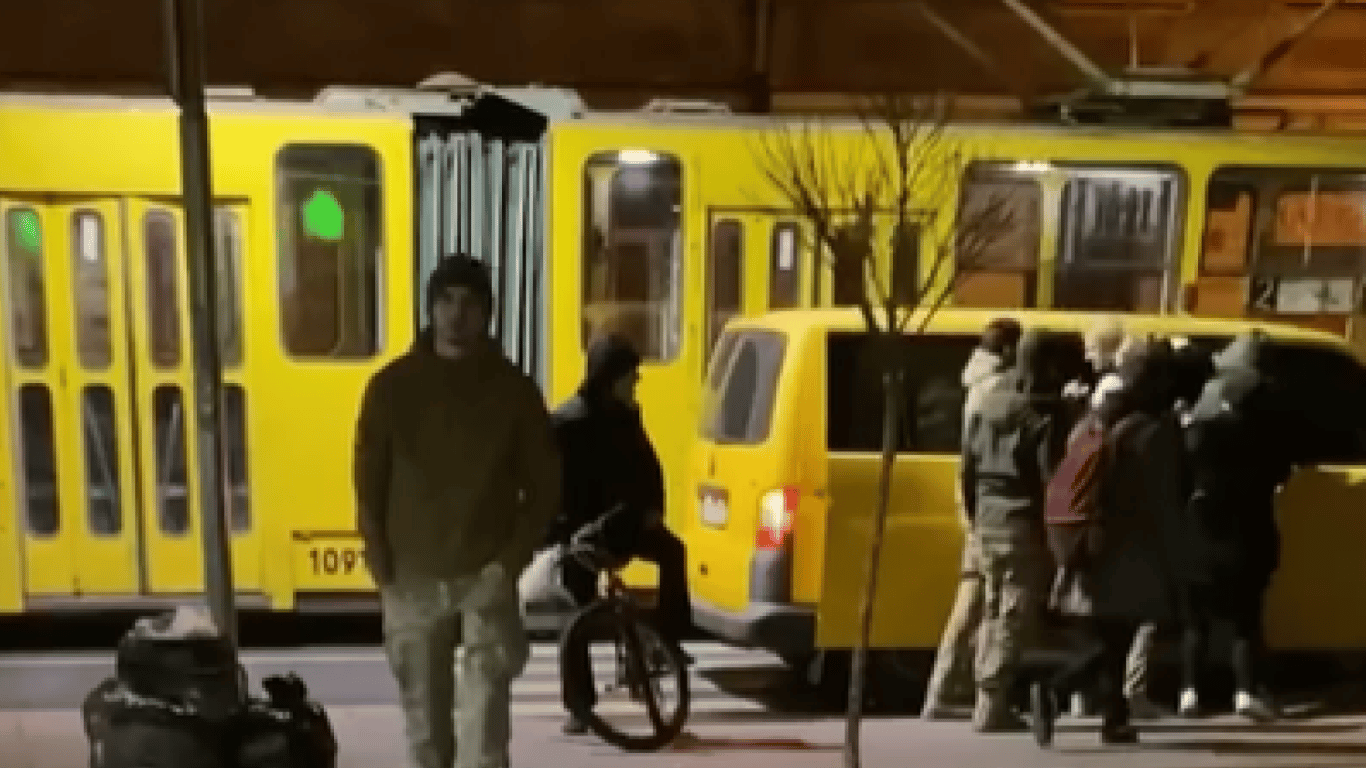 У Львівському ТЦК обіцяють покарати співробітників, які "запакували" чоловіка в авто