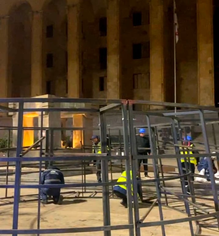 Встановлення ялинки в Тбілісі