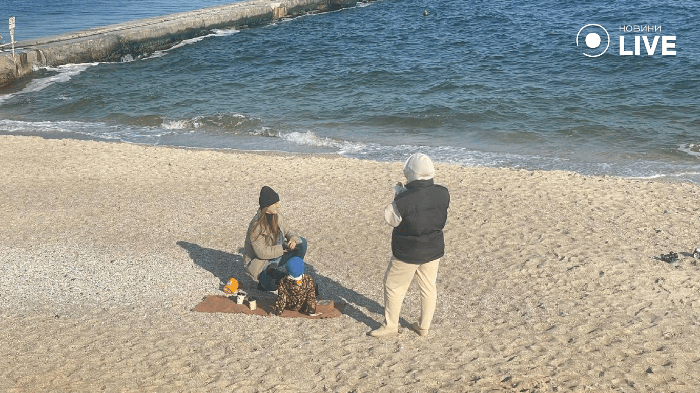 Кто отдыхает, а кто уже готовится к открытию сезона — на пляжах Одессы сегодня людно - фото 4